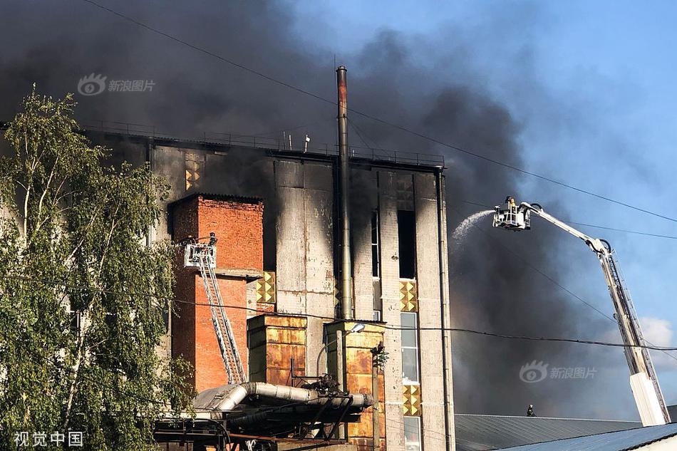 圣彼得堡一政府大楼发生火灾 直升机出动灭火
