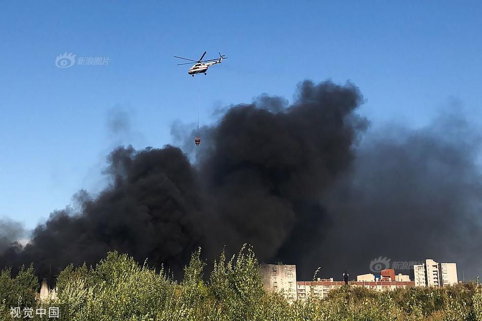 圣彼得堡一政府大楼发生火灾 直升机出动灭火