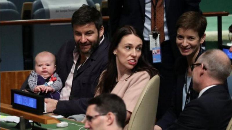 前有总理“带娃开会”，新西兰议长现在边主持边给孩子喂奶(图9)